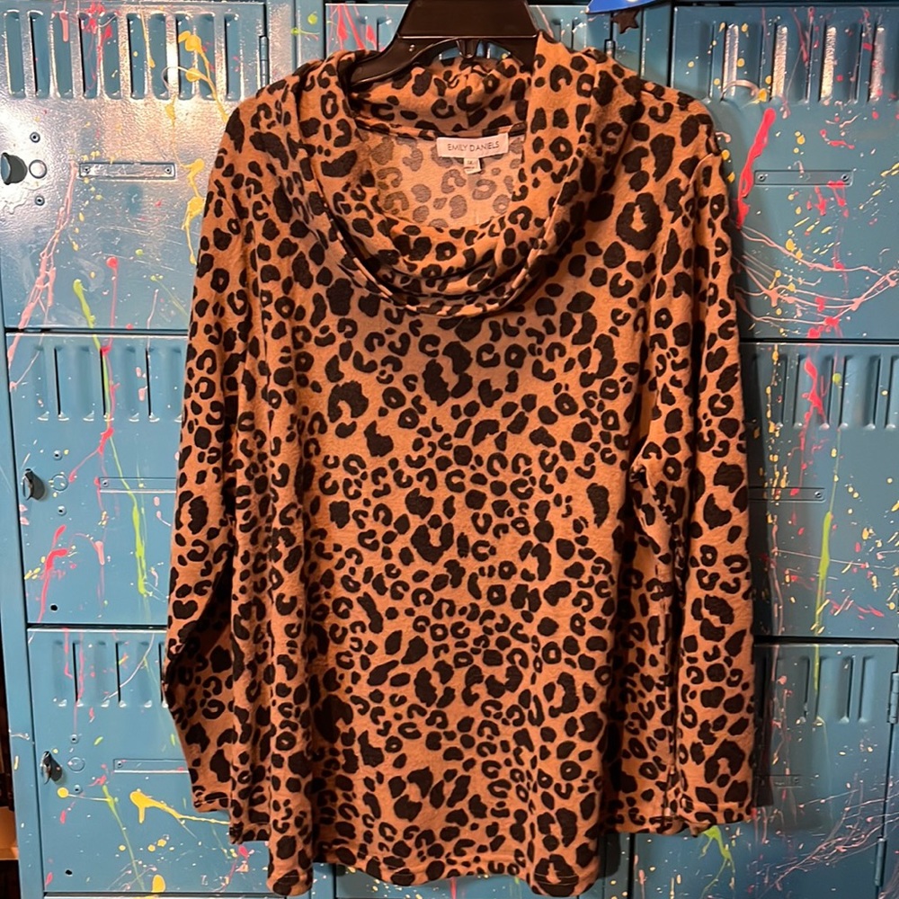 Emily Daniels. NWT 1X. Knit top. Cheetah. NWT3
